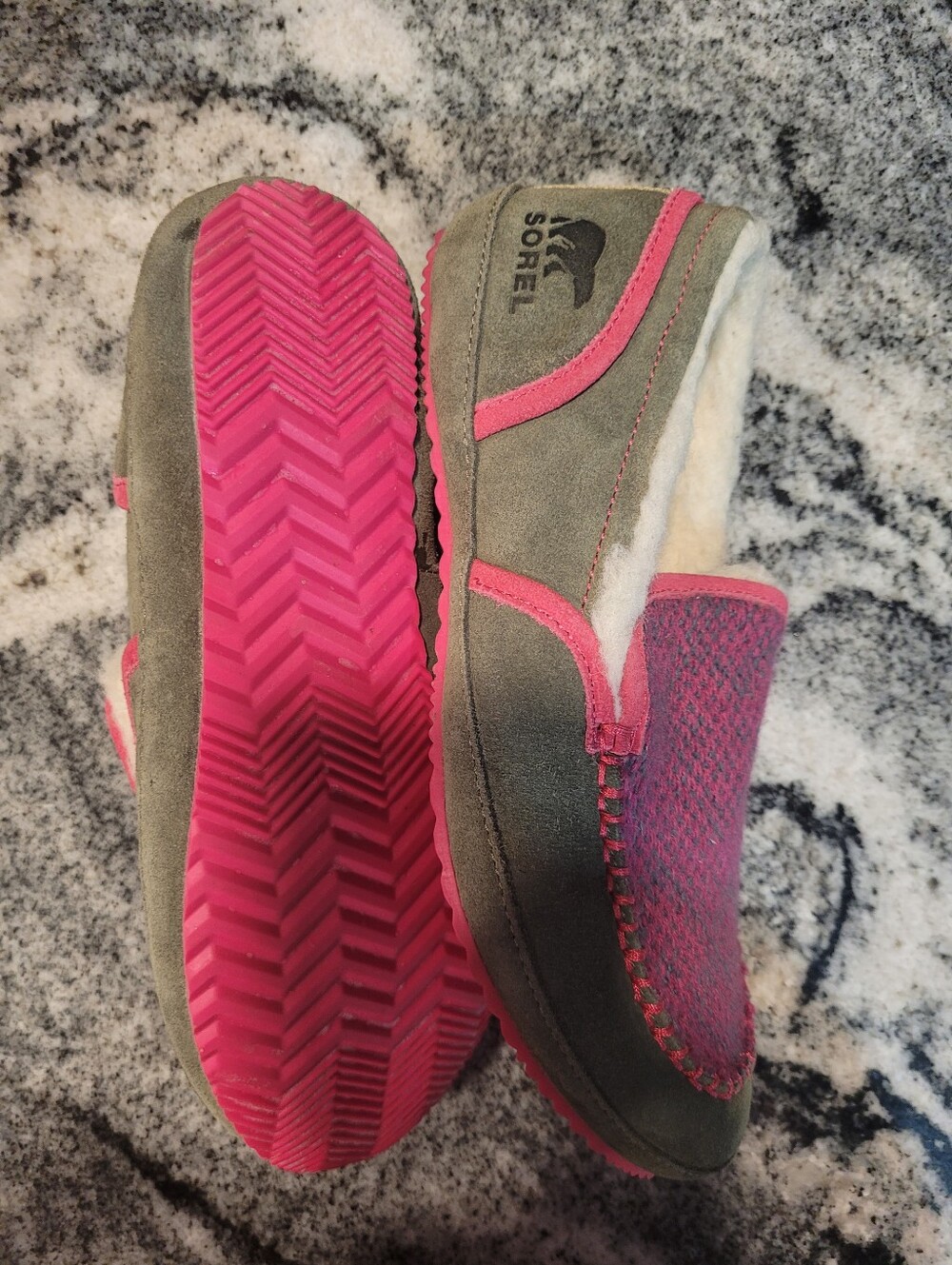 Sorel Nakiska Moc women’s size 7 olive green pink faux fur lined moccasin slippe